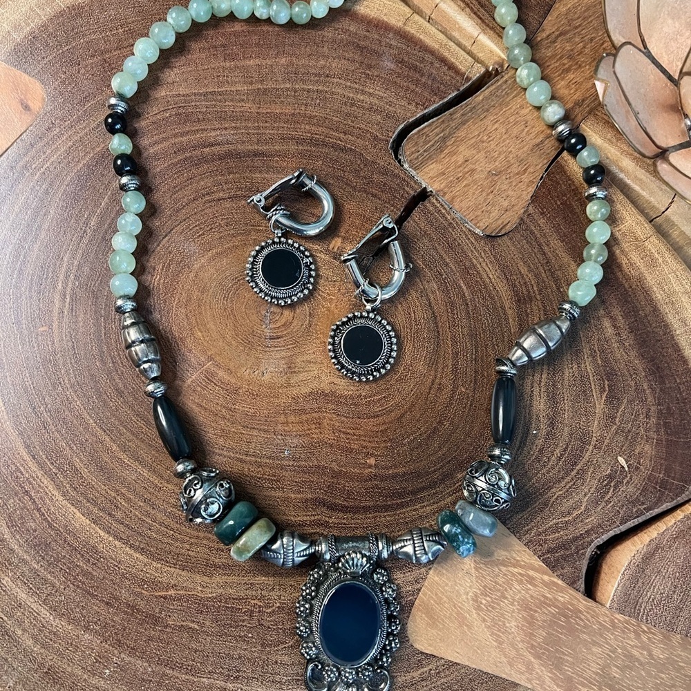 onyx and silver vintage, necklace, clip-on earrings and ring. - Picture 6 of 9